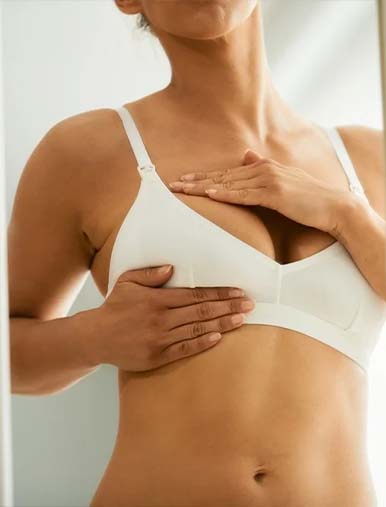 Femme Tenant Un Implant Mammaire En Silicone Pour Une Augmentation